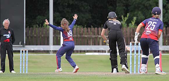 Umpire Houston is unmoved by this appeal from Murray (CricketEurope)